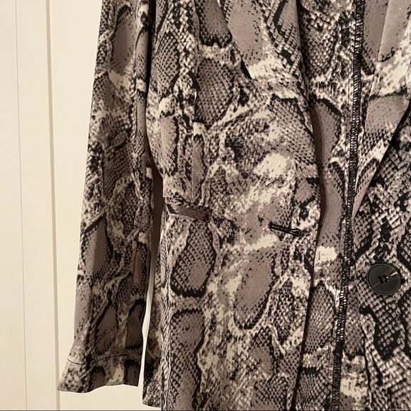 (NEW) MENDOCINO Snake print blazer. Tag on, perfect condition, size M. - Picture 6 of 6